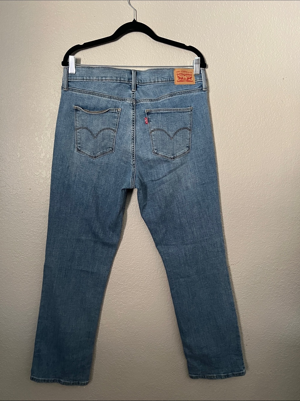 Levi’s Slimming Straight Jeans Size 33 Medium Wash - Picture 4 of 5